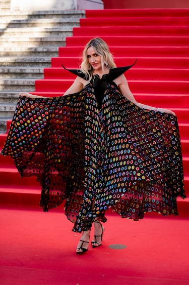 La periodista Clara Courel posa en la alfombra roja de la Primera edición de los Premios de la Academia de la Moda Española.