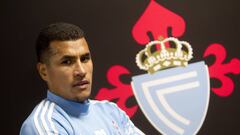 El colombiano Jeison Murillo posa para AS delante de una imagen del escudo del Celta.