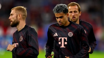 MUNICH (Germany), 17/09/2025.- Luis Diaz of Munich (C) before the UEFA Champions League league phase match between Bayern Munich and Chelsea in Munich, Germany, 17 September 2025. (Liga de Campeones, Alemania) EFE/EPA/ANNA SZILAGYI