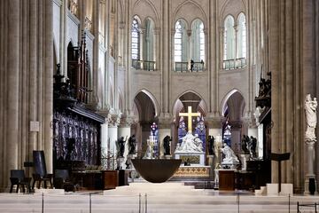 El altar diseñado por el artista y diseñador francés Guillaume Bardet se ve en el corazón de la catedral de Notre Dame de París.