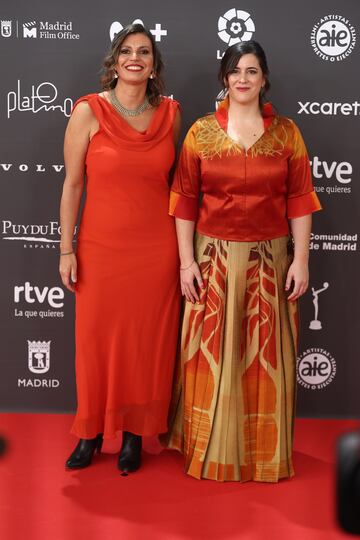 La productora de cine, Agustina Chiarino, y la directora de cine Alicia Cano (d), posan a su llegada a la 10ª edición de los Premios Platino del cine Iberoamericano.