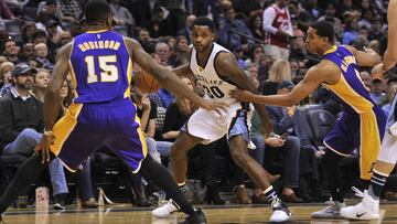 Troy Daniels defendido por Thomas Robinson y Jordan Clarkson