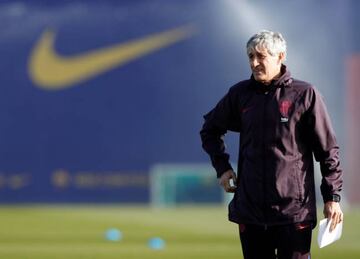 FC Barcelona coach Quique Setien during training