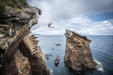 Rhiannan Iffland de Australia se zambulle desde un acantilado de 21 metros en Snakehead en Islet Vila Franco do Campo durante el primer día de la cuarta parada de la Red Bull Cliff Diving World Series el 20 de junio de 2019. 