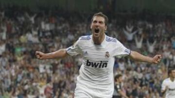 <b>DECISIVO. </b>Higuaín, que celebra un gol con rabia, le ha metido cuatro tantos al Racing.