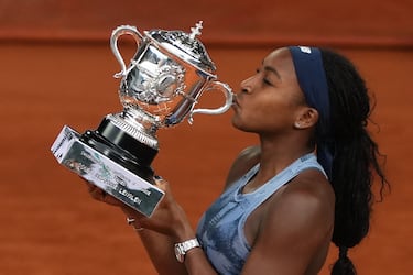 Coco Gauff besa el trofeo. 