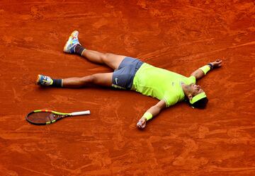 Nadal, agotado, celebra su victoria en Roland Garros de 2019, su 12º título en París.