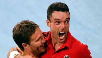 Roberto Bautista (C) of Spain celebrates with teammates after winning against Hubert Hurkacz of Poland in their men&#039;s singles tennis semi final match at 2022 ATP Cup tie between Spain and Poland in Sydney on January 7, 2022. (Photo by Muhammad FAROOQ / AFP) / -- IMAGE RESTRICTED TO EDITORIAL USE - STRICTLY NO COMMERCIAL USE --