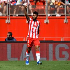 Luis Suárez anota triplete en 5 minutos, pero sale en ambulancia