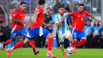 EAST RUTHERFORD, NEW JERSEY - JUNE 25: Nicolas Gonzalez of Argentina challenges for the ball with Mauricio Isla of Chile