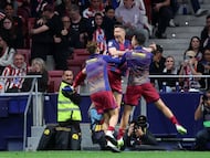 Barcelona's Polish forward #09 Robert Lewandowski (C) celebrates scoring his team's second goal during the Spanish league football match between Club Atletico de Madrid and FC Barcelona at Metropolitano Stadium in Madrid on April 4, 2026. (Photo by Pierre-Philippe MARCOU / AFP)