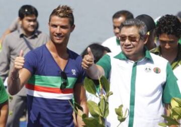 Cristiano Ronaldo junto al presidente indonesio, Susilo Yudhoyono.