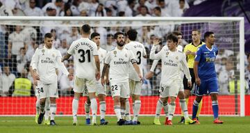 El jugador del Real Madrid Isco celebra con sus compañeros el 6-1 al Melilla. 