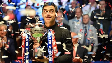 England&#039;s Ronnie O&#039;Sullivan poses with the trophy after his victory over England&#039;s Judd Trump in the World Championship Snooker final at The Crucible in Sheffield, England on May 2, 2022. - Ronnie O&#039;Sullivan equalled Stephen Hendry&#03