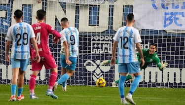 El Málaga gana sin brillantez a un Tenerife sentenciado