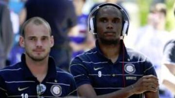 <b>EN MADRID. </b>Sneijder y Etoo, ayer a la salida del hotel Mirasierra.