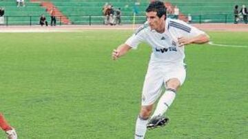 <b>BUEN ESTRENO.</b> El debutante Juan Carlos dispara ante dos jugadores locales.