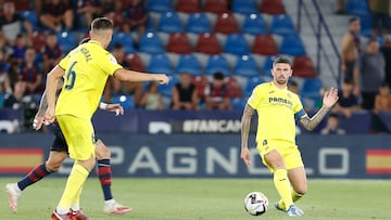 De la Fuente controla un balón.