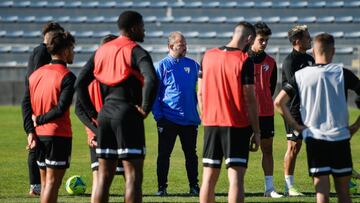 Jos&eacute; Alberto, junto a sus futbolistas en un entrenamiento.