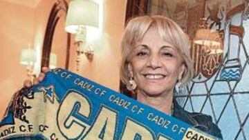 <b>ILUSIONADA. </b>La alcaldesa de Cádiz, Teófila Martínez, que acudió a la tertulia de El Faro, estaría encantada con un derbi en Primera.