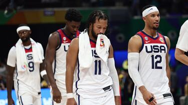 Los jugadores de Estados Unidos, con Jalen Brunson y Josh Hart al frente, abandonan cariacontecidos el pabellón de Manila tras perder en semifinales del Mundial ante Alemania.