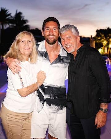 Messi junto a sus padres en el festejo familiar que llev¨® a cabo en Miami.