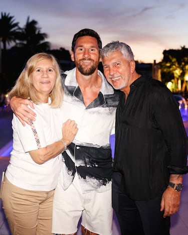 Messi junto a sus padres en el festejo familiar que llevó a cabo en Miami.
