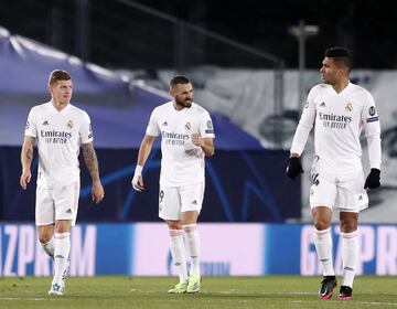 Benzema otra vez, y también de cabeza, anotó el 2-0.