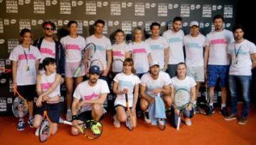 Los tenistas españoles Feliciano López y Garbiñe Muguruza, posan con los integrantes de sus equipos durante el Charity Day, un acto solidario que une a tenistas y famosos para recaudar fondos, dentro de la XV edición del Mutua Madrid Open que se inicia hoy en la Caja Mágica de Madrid.