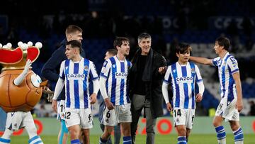 SAN SEBASTIÁN, 17/01/2023.- El entrenador de la Real Sociedad, Imanol Alguacil (3-d), felicita a sus jugadores tras el triunfo ante el RCD Mallorca en su partido de octavos de Copa del Rey, este martes en el estadio Reale Arena en San Sebastián. EFE /Javier Etxezarreta