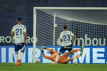 Portero: Ezkieta (Racing)
El Racing sigue maravillando en este inicio de campeonato y Ezkieta es uno de los motivos del gran momento. El meta fue el protagonista de la jornada al salvar la victoria de su equipo, con un penalti parado a Aketxe, en el 100’; en un partido en el que los de Santander jugaron con uno menos desde el 51’, por expulsión de Hernando. Además, paró un remate a bocajarro de Soberón.