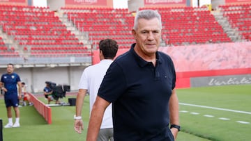 PALMA DE MALLORCA, 17/09/2022.- El entrenador del Real Mallorca, Javier Aguirre (c), durante el partido de LaLiga Santander contra el Almería disputado este sábado en el estadio Visit Mallorca Estadi de Palma de Mallorca. EFE/ Cati Cladera