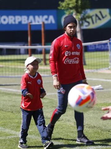 La Roja recibió la visita de los niños de la Teletón