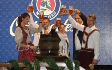 Los deportistas Ruth Beitia y Marcus Walz, oros olímpicos en Río 2016,  durante la inauguración hoy de la Paulaner Oktoberfest que vuelve por tercer año a Madrid, en el Barclaycard Center. 