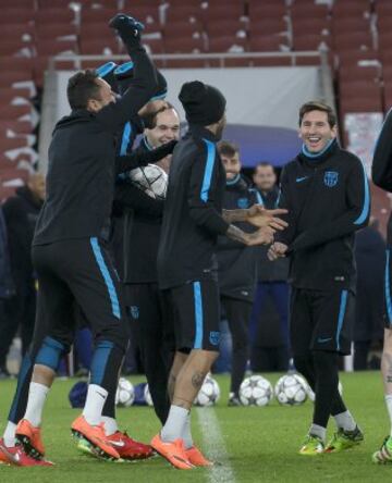 Último entrenamiento del Barcelona antes del partido de Champions League de octavos de final frente al Arsenal 