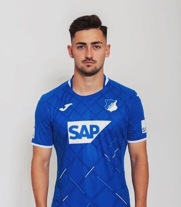 El "9" chileno-alemán fue uno de los goleadores de la Bundesliga Sub 19 con el Mainz y ahora juega en el Hoffenheim B. Héctor Robles lo llamó un par de veces a la Sub 20, pero no le dio muchas oportunidades.