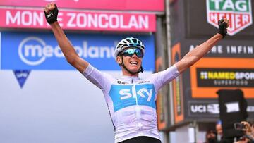 Froome alza los brazos en la cima del Monte Zoncolan.