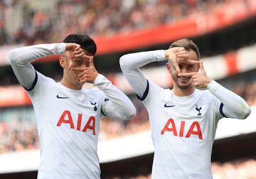 Son Heung-min y James Maddison, del Tottenham, celebran un gol frente al Arsenal. 