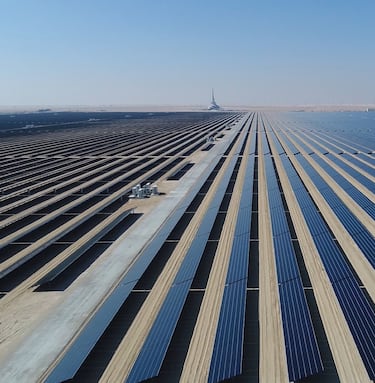 La Estrategia de Energía Limpia de Dubái 2050 y la Estrategia de Cero Emisiones Netas de Dubái 2050 tienen como objetivo proporcionar el 100% de la capacidad de producción de energía a partir de fuentes de energía limpia para 2050.