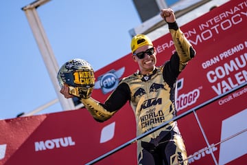 El ltimo espa?ol en engrosar la lista de campeones es el que cierra el repaso de los que han ganado en la categora intermedia. En 2017 lleg al Mundial directo a Moto2, consigui su ttulo el a?o pasado y subi a MotoGP para ser el nico rookie de la parrilla.