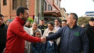 El alcalde de Bogotá acompañó el inicio del año escolar en varios colegios, recibiendo a los estudiantes y resaltando la importancia del reencuentro y el proceso formativo.