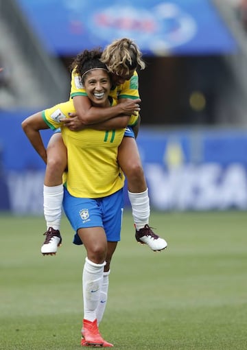 Cristiane Rozeira celebra un gol durante su partido ante Jamaica.