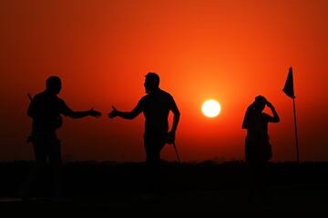 Tras la disputa del segundo día de competición, el Abu Dabi Championship HSBC de golf está dejando originales y plásticas imágenes en la retina. Como este bello atardecer, en el que destacan las siluetas del inglés James Morrison y el español Santiago Tarrio dándose la mano después de terminar su ronda en el noveno green.