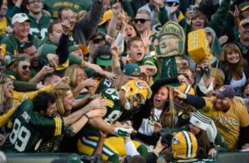 Jordy Nelson (87) celebra con los aficionados después de la captura de un pase de touchdown de 80 yardas en el tercer cuarto ante los Jets de Nueva York en el Lambeau