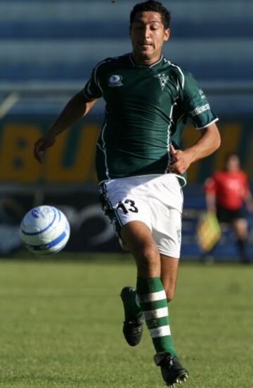 El defensa debutó el año 1999 en Audax. Actualmente se desempeña como defensa del Värnamo sueco. En esta imagen defiende a Wanderers en 2007.