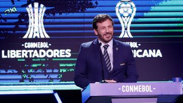 JJPANA9383. LUQUE (PARAGUAY), 17/12/2019.- El presidente de la Conmebol Alejandro Dom&iacute;nguez habla en la ceremoniade los sorteos de la Copa Libertadores y la Copa Sudamericana en sus ediciones de 2020 este martes en el Centro de Convenciones de la Conmebol en Luque (Paraguay). EFE/Nathalia Aguilar