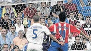 Del último derbi se recuerda este error del Kun en la finalización ante Casillas.