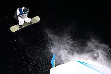 El japonés Ryoma Kimata compite en la tercera final de "big air" masculino de snowboard.