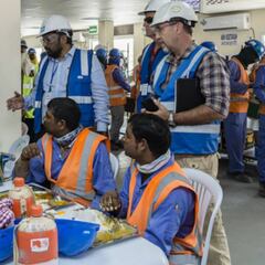 Qatar 2022: un informe avala la mejoría laboral de los obreros