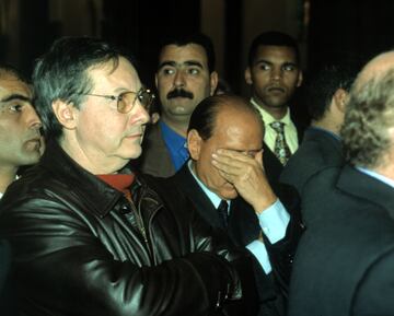 Silvio Berlusconi se emociona en el funeral del pol¨ªtico Bettino Craxi. Benedetto "Bettino" Craxi fue un pol¨ªtico italiano, uno de los m¨¢ximos exponentes del Partido Socialista Italiano.
